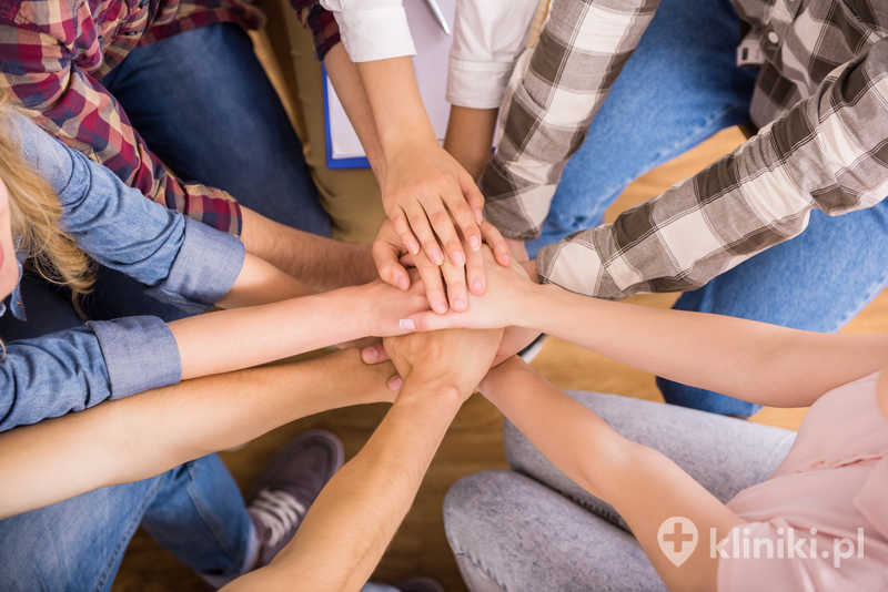 nterakcja grupowa. Krąg zaufania. Grupa ludzi siedzących w kręgu i wspierających się nawzajem.