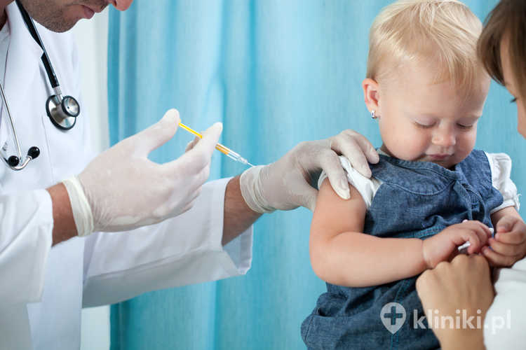 Pediatra wykonuje szczepienie małej dziewczynki przed podróżą