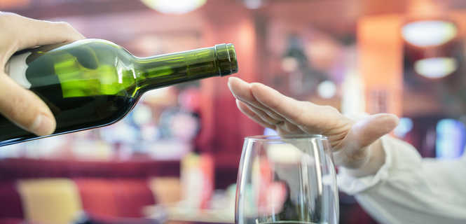 Jak pomóc alkoholikowi, który nie chce się leczyć? Poradnik dla rodziny