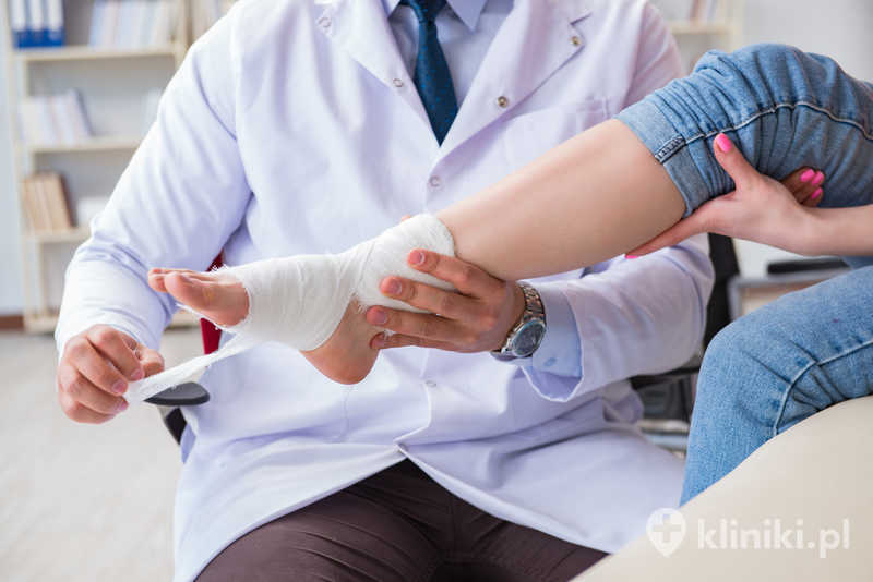 Wizyta sprawdzająca u lekarza po operacji stopy