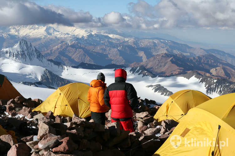 Alpiniści aklimatyzujący się w obozie w górach