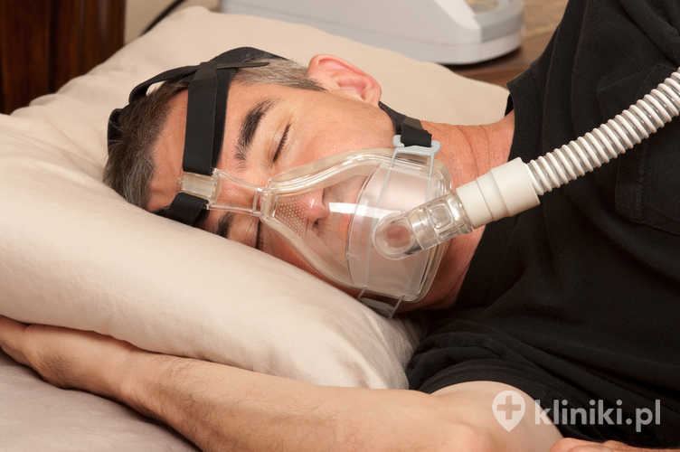 Człowiek z bezdechem sennym i maseczką CPAP