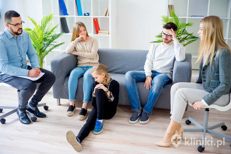 Zbuntowana nastoletnia córka na terapii rodzinnej