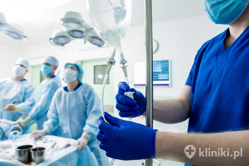 Chirurdzy ortopedzi w pracy zespołowej na sali operacyjnej z nowoczesnymi narzędziami artroskopowymi