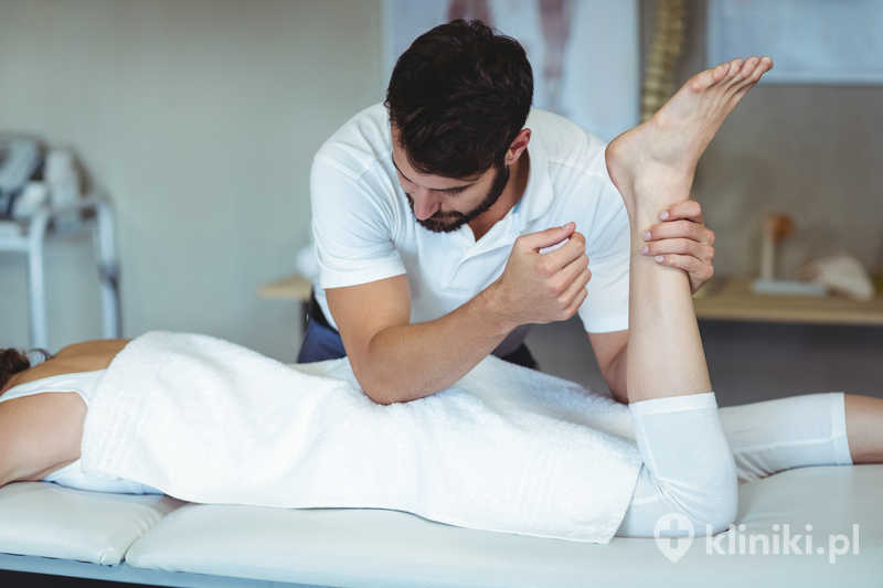 Fizjoterapeuta wykonujący masaż bioder kobiecie