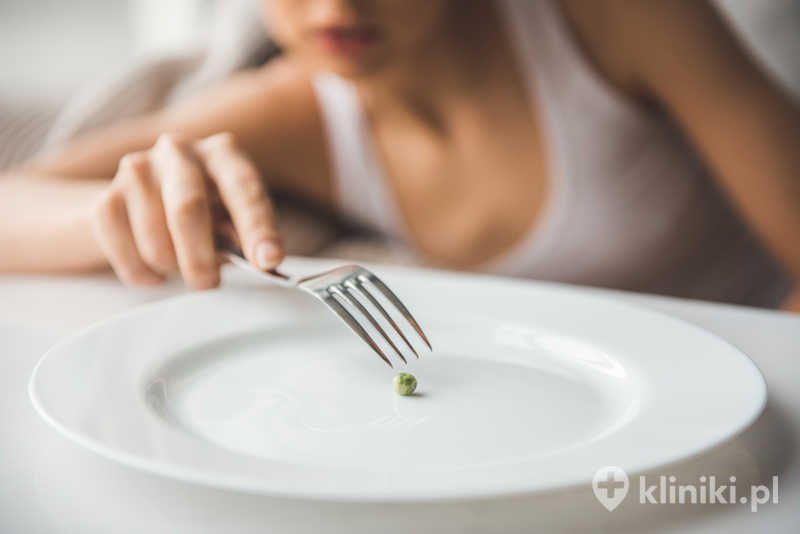 ziewczyna trzyma dietę. Choruje na anoreksję ziewczyna trzyma dietę. Choruje na anoreksję