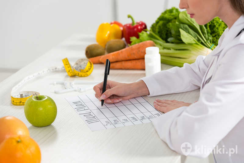 Bulimia nervosa to zaburzenie odżywiania polegające na naprzemiennym objadaniu się i stosowaniu zachowań kompensacyjnych Bulimia nervosa to zaburzenie odżywiania polegające na naprzemiennym objadaniu się i stosowaniu zachowań kompensacyjnych
