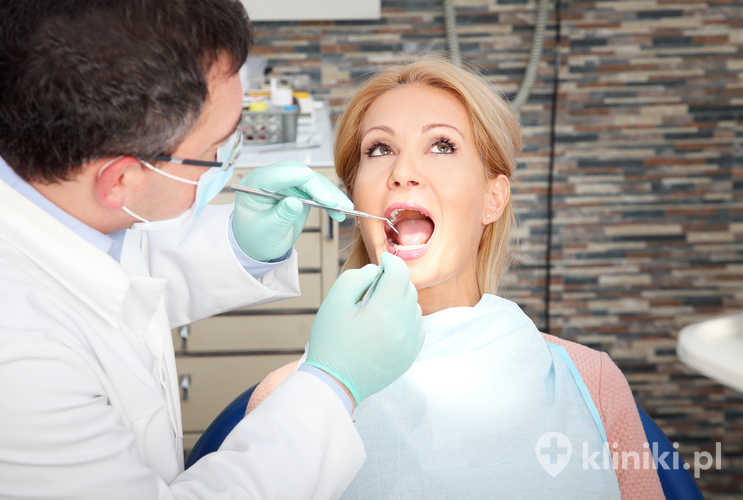 Dentysta przeprowadza kontrolę zębów pacjentki