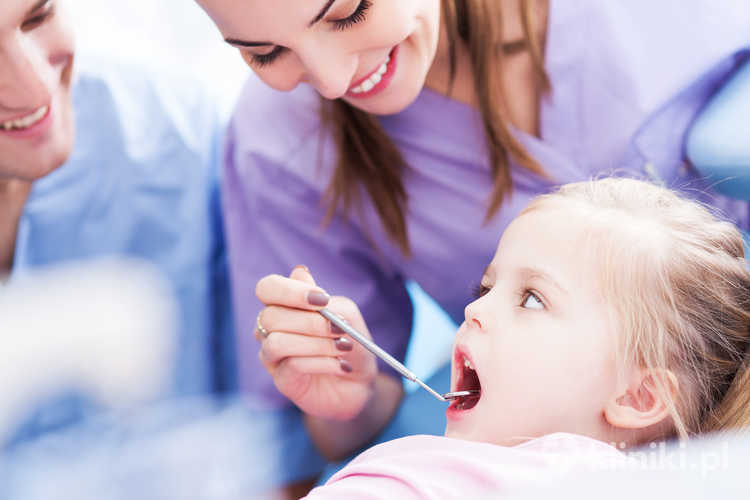 Dziewczyna badająca zęby u dentystów
