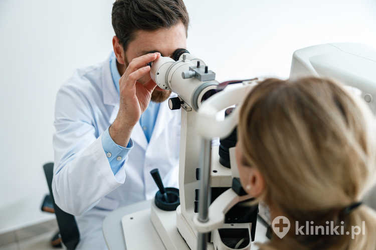 Optometrysta sprawdza ciśnienie wewnątrzgałkowe pacjenta