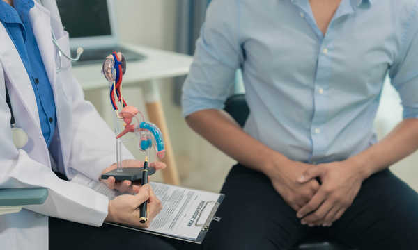 Badanie prostaty przez lekarza w celu oceny problemów zdrowotnych mężczyzny, takich jak przerost prostaty Badanie prostaty przez lekarza w celu oceny problemów zdrowotnych mężczyzny, takich jak przerost prostaty