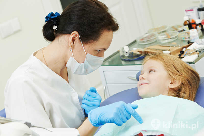 Dentystka ortodontka lekarka sprawująca opiekę stomatologiczną nad dzieckiem Dentystka ortodontka lekarka sprawująca opiekę stomatologiczną nad dzieckiem