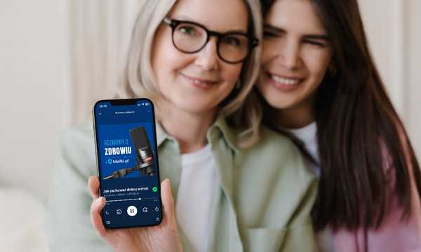 dwie kobiety pokazujące smartfon z odcinkiem podcastu Rozmowy o zdrowiu z Kliniki.pl