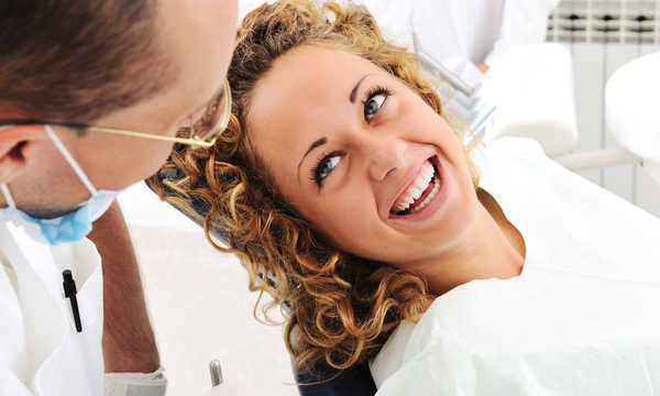 Szczęśliwa pacjentka na wizycie u stomatologa Szczęśliwa pacjentka na wizycie u stomatologa
