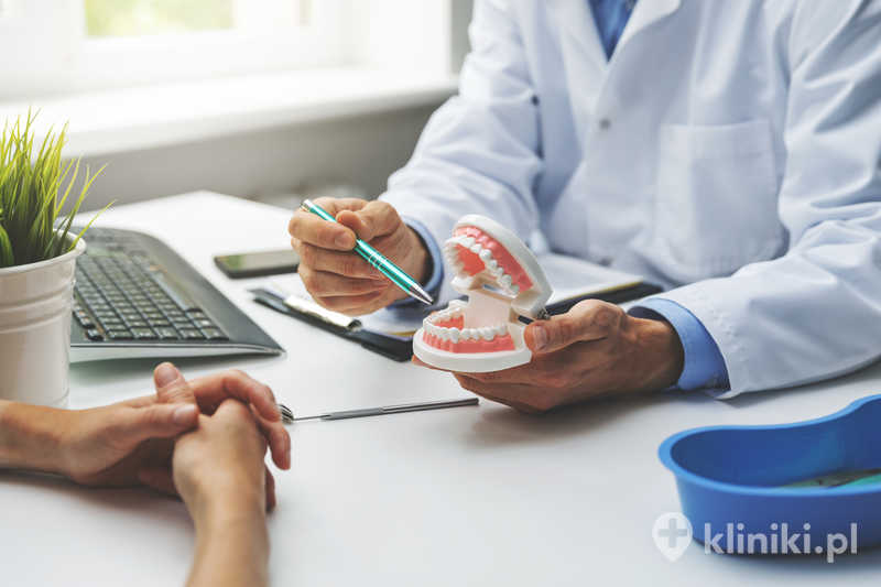 Dyskusja dentysty i pacjenta na temat planowanego leczenia zębów w gabinecie kliniki stomatologicznej Dyskusja dentysty i pacjenta na temat planowanego leczenia zębów w gabinecie kliniki stomatologicznej