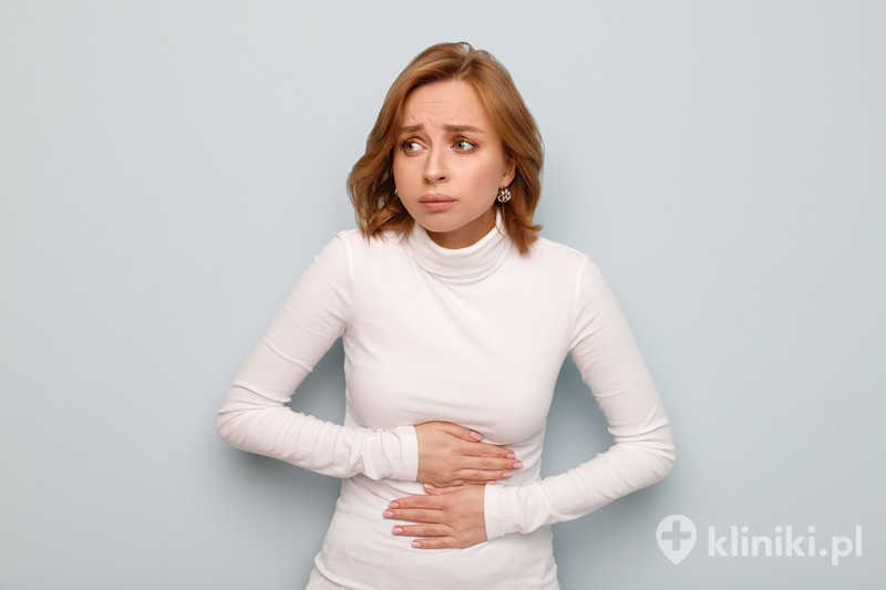 Kobieta cierpiąca na ból brzucha Kobieta cierpiąca na ból brzucha