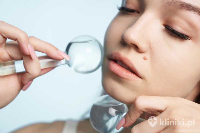 Kobieta dokładnie sprawdza swoją skórę za pomocą szkieł powiększających