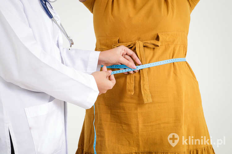 Lekarka mierzy pacjentkę w pasie za pomocą centymetru
