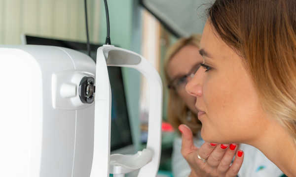 Okulista przeprowadza precyzyjną optyczną tomografię koherentną, niezbędną do dogłębnej oceny stanu zdrowia oczu