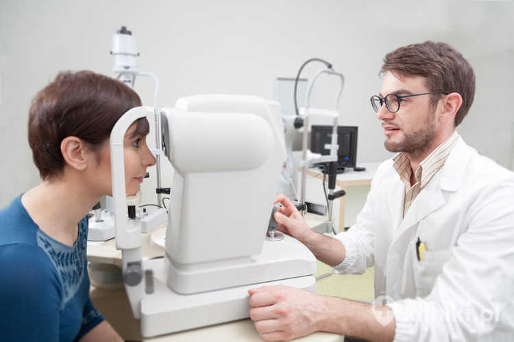 Okulista w klinice oczu wykonujący diagnostykę wzroku