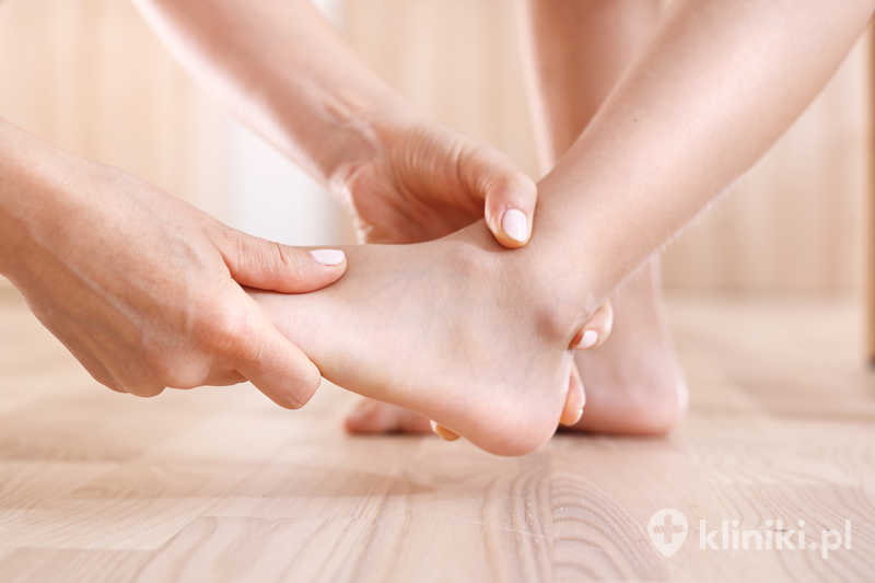 Po operacji palucha sztywnego stopy konieczna jest rehabilitacja, która pomaga odzyskać pełną funkcję stopy i zapobiega powikłaniom Po operacji palucha sztywnego stopy konieczna jest rehabilitacja, która pomaga odzyskać pełną funkcję stopy i zapobiega powikłaniom