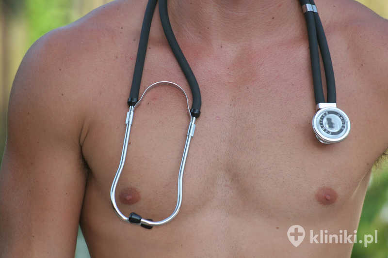 Zabieg powiększania klatki piersiowej u mężczyzn implantami polega na umieszczeniu silikonowych wkładek pod mięśniem piersiowym większym Zabieg powiększania klatki piersiowej u mężczyzn implantami polega na umieszczeniu silikonowych wkładek pod mięśniem piersiowym większym