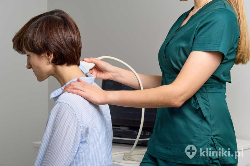 Lekarz badający naczynia krwionośne na szyi