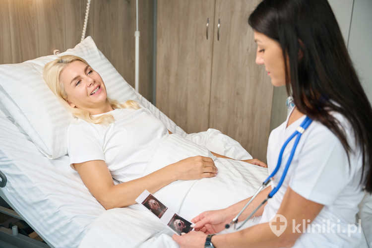 Lekarz prowadzący bada wyniki badania USG pacjenta