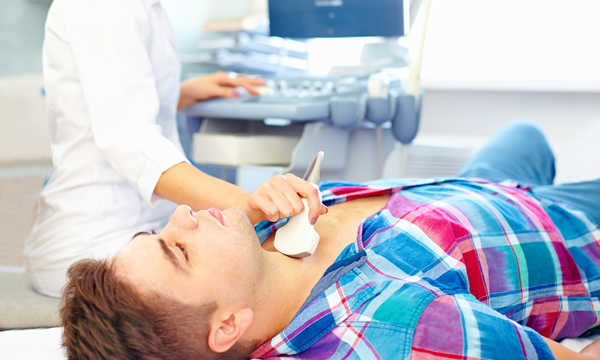 Mężczyzna poddawany badaniu ultrasonograficznemu