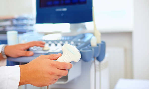 Czujnik ultradźwiękowy nowoczesnego skanera ultradźwiękowego w dłoni lekarza Czujnik ultradźwiękowy nowoczesnego skanera ultradźwiękowego w dłoni lekarza