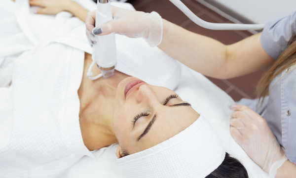 Dermapen na biust – mezoterapia mikroigłowa: efekty i wskazania
