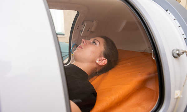 Dziewczyna w komorze hiperbarycznej