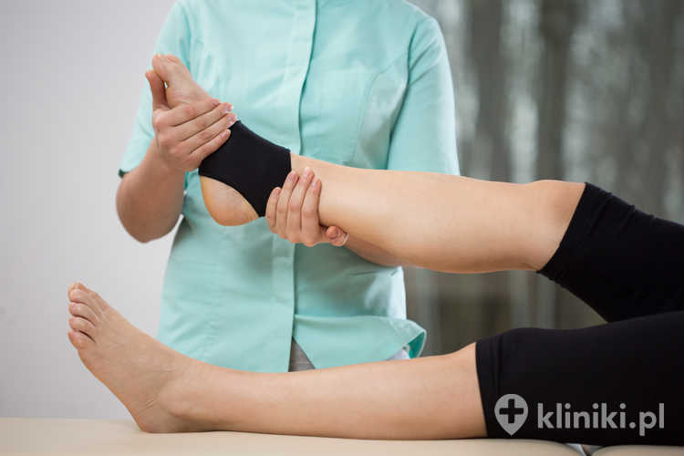 Fizjoterapeuta robi manipulację kostką starszej kobiecie