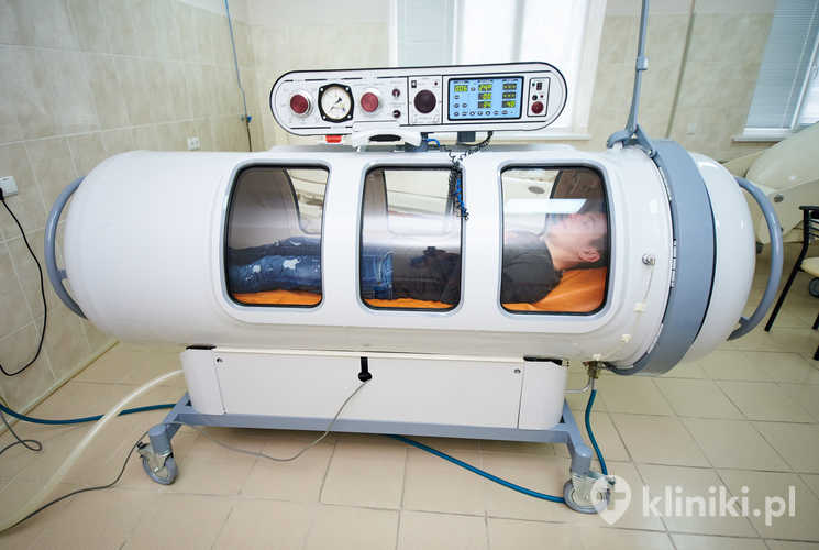 Komora hiperbaryczna to urządzenie, w którym pacjent oddycha czystym tlenem pod zwiększonym ciśnieniem