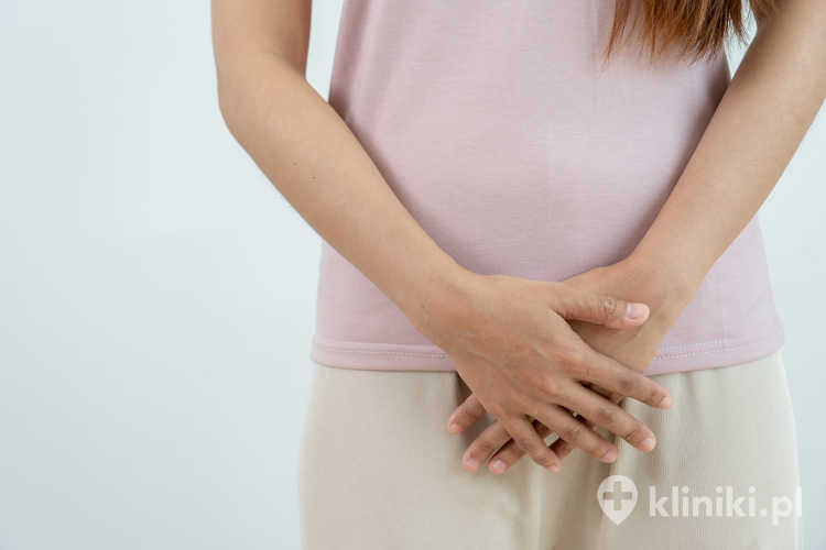 Przeciwwskazaniami do hymenoplastyki są m.in. aktywne infekcje okolicy intymnej, zaburzenia krzepnięcia i ciąża, a kwalifikacja wymaga badania ginekologicznego