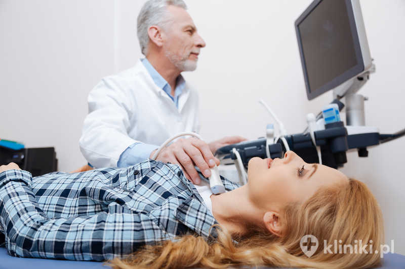 Pacjentka poddawana badaniu USG tarczycy