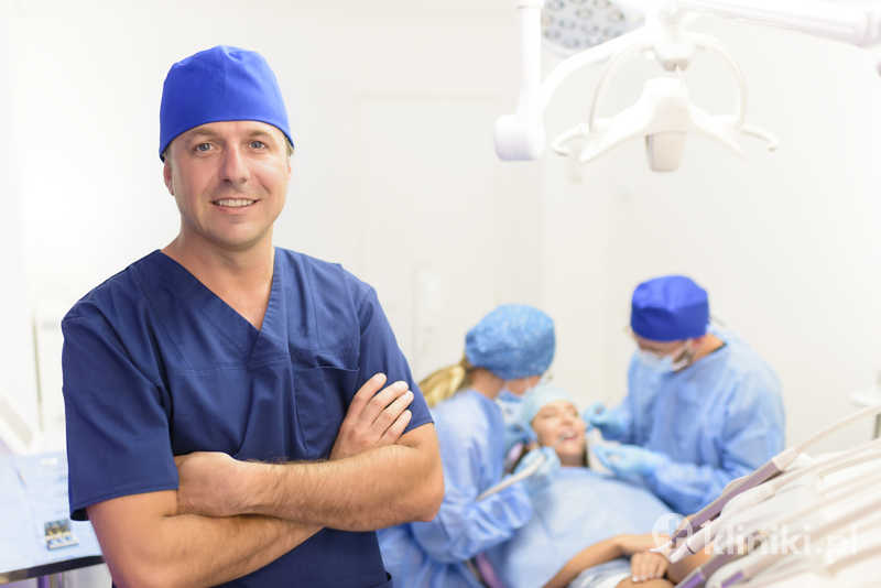 Portret szczęśliwego dentysty i jego zespołu w klinice Portret szczęśliwego dentysty i jego zespołu w klinice