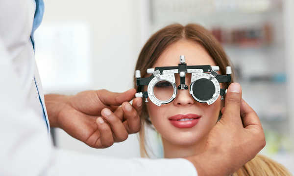 Badanie kwalifikacyjne do zabiegu usunięcia zaćmy obejmuje szczegółową ocenę ostrości wzroku i badanie dna oka Badanie kwalifikacyjne do zabiegu usunięcia zaćmy obejmuje szczegółową ocenę ostrości wzroku i badanie dna oka