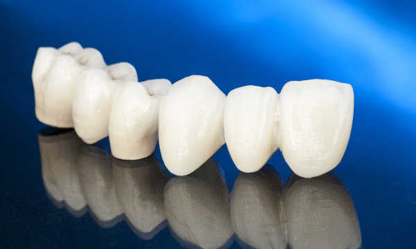 Białe, ceramiczne korony dentystyczne niezawierające metalu