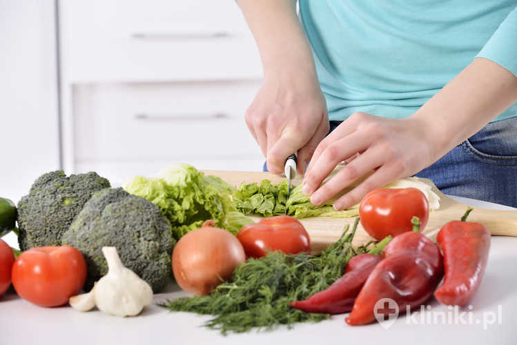 Kobieta gotująca w kuchni, przygotowująca zdrową żywność z warzywami