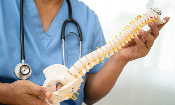 Leczenie chorób kręgosłupa obejmuje zarówno metody zachowawcze, jak i zabiegi chirurgiczne, w zależności od rodzaju i stopnia zaawansowania schorzenia