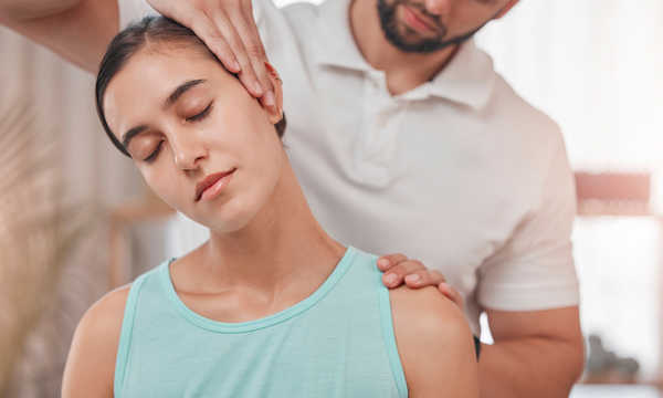 Operacyjne leczenie barku często wykonywane jest metodą artroskopową, co pozwala na mniejszą inwazyjność i szybszy powrót do sprawności