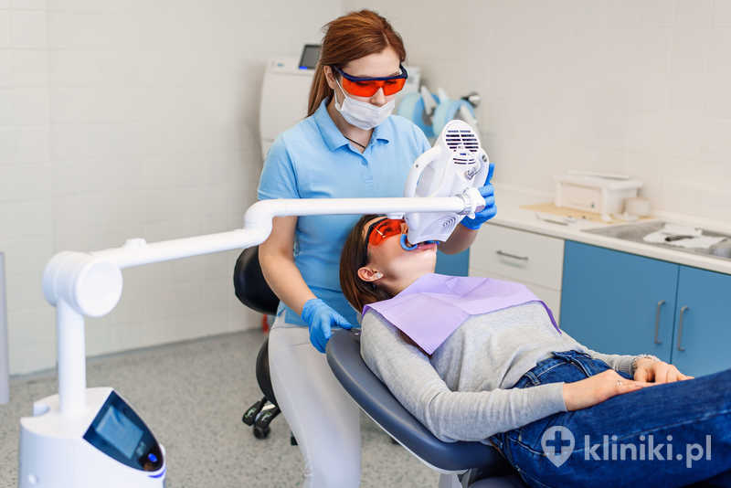 Procedura wybielania zębów u pacjentki w nowoczesnej klinice dentystycznej Procedura wybielania zębów u pacjentki w nowoczesnej klinice dentystycznej