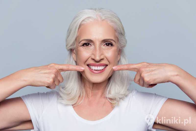 Wybielanie zębów lampą pozwala uzyskać jaśniejszy, estetyczny uśmiech w krótkim czasie Wybielanie zębów lampą pozwala uzyskać jaśniejszy, estetyczny uśmiech w krótkim czasie