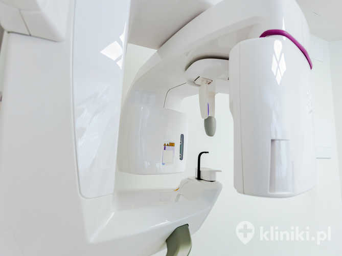 Zbliżenie skanera cbct umieszczonego w jasnej, sterylnej klinice dentystycznej