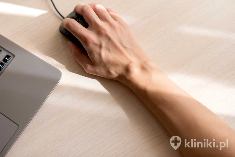 Ganglion nadgarstka powstaje w wyniku uwypuklenia torebki stawowej lub pochewki ścięgna, w której gromadzi się galaretowaty płyn