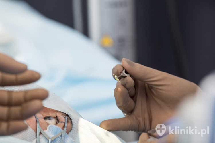 Implantacja soczewki EDOF pozwala pacjentowi lepiej widzieć zarówno do dali, jak i na odległości pośrednie, np. podczas pracy przy komputerze