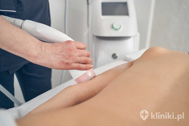 Kosmetolog stosująca odsysanie próżniowe podczas pracy ze skórą na ramieniu swojej klientki Kosmetolog stosująca odsysanie próżniowe podczas pracy ze skórą na ramieniu swojej klientki