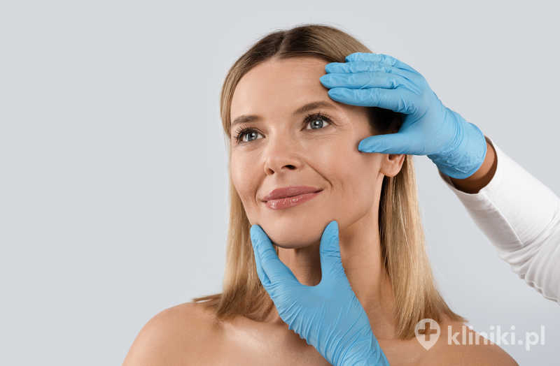 Lifting czoła i brwi przynosi trwałe efekty odmłodzenia, poprawiając jednocześnie symetrię i proporcje twarzy Lifting czoła i brwi przynosi trwałe efekty odmłodzenia, poprawiając jednocześnie symetrię i proporcje twarzy