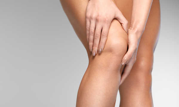 Liposukcja kolan to zabieg modelujący sylwetkę, polegający na usunięciu nadmiaru tkanki tłuszczowej z okolicy kolan